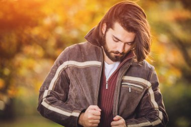 Yakışıklı genç adam giyen deri ceket Sonbahar sezonunda / soğuk hava.