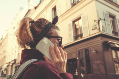 Kentsel ortamda telefonda konuşan kız.