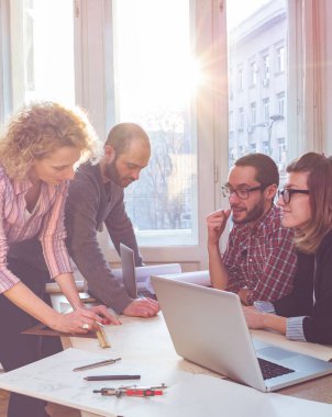 Güneşli ofiste Genç Mimarlar grubu.