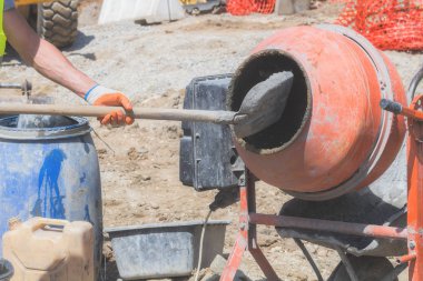 İnşaat işçisi bir çimento üzerinde / beton mikser işi zor iş.