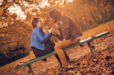 Renkli park açık havada zevk çift sonbaharda sezon.