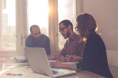 Güneşli ofiste Genç Mimarlar grubu.