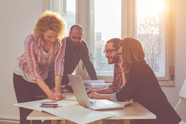 Güneşli ofiste Genç Mimarlar grubu.