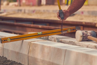 Beton bloklar tesviye teyp ölçme ile gerçek inşaat işçisi.