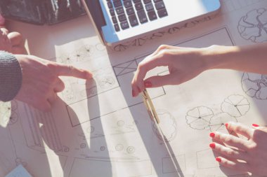 Güneşli ofiste Genç Mimarlar grubu.