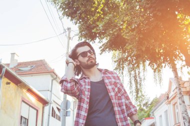 Yakışıklı genç adam sokakta poz.