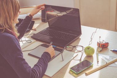 Parlak güneşli oda bir projede çalışan kadın mimar.