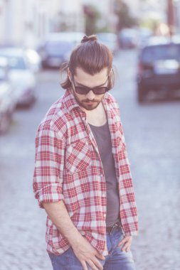 Modern Genç adam sokakta poz.