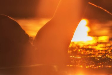 Tropikal yansımalar yüzme bir adam silüeti. Optik odaklanma üzerinde sıçramasına sudur.