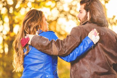 Parkta kaç kalp şekli birbirlerinin üzerinde tutarak önce.