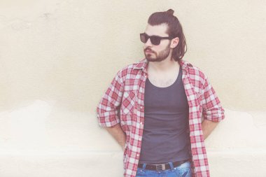 Yakışıklı genç adam sokakta poz.