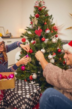 Mutlu çift ağacı Yılbaşı gecesi dekorasyon / Noel arifesi.