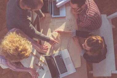 Güneşli ofiste Genç Mimarlar grubu.