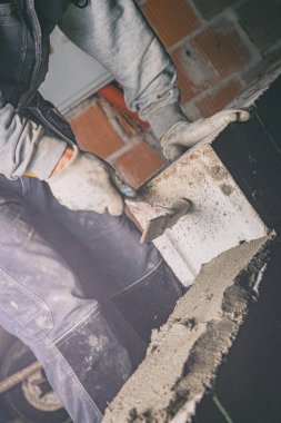 Gerçek inşaat işçisi örmek duvar kapalı.
