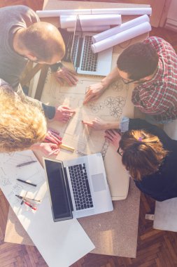 Güneşli ofiste Genç Mimarlar grubu.