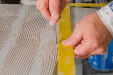 Yapay ahşap doku yapmak için aracını kullanarak sanatçı.