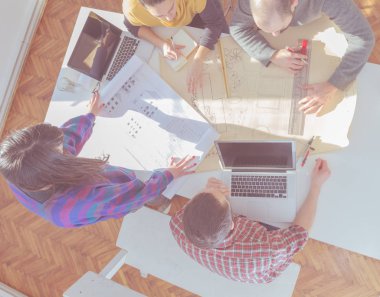 Güneşli ofiste Genç Mimarlar grubu.