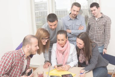 Gerçek ve sıradan gençlerin yaratıcı olmak ve iş planları çözme ofis.