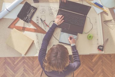 Parlak güneşli oda bir projede çalışan kadın mimar.
