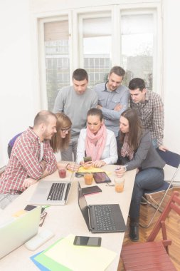 Gerçek ve sıradan gençlerin yaratıcı olmak ve iş planları çözme ofis.