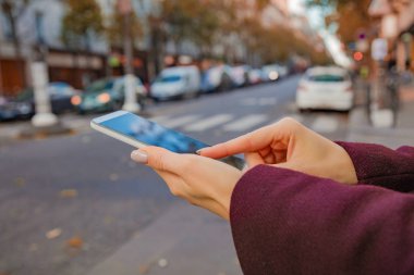 Tehlikeli cep telefonu kullanırken karşıya.