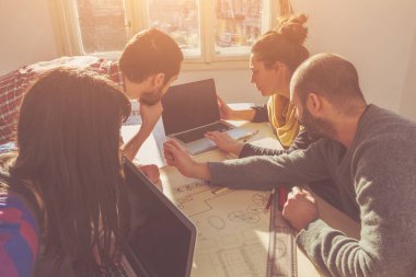 Güneşli ofiste Genç Mimarlar grubu.