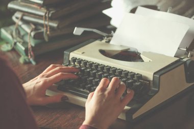 Kadın vintage yazarak-makine üzerinde yazma. Alan eller üzerine sığ derinliği.