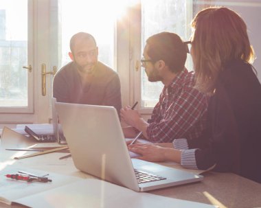 Güneşli ofiste Genç Mimarlar grubu.