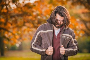 Yakışıklı genç adam giyen deri ceket Sonbahar sezonunda / soğuk hava.