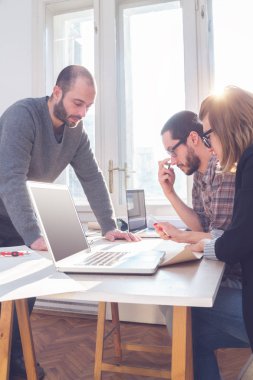 Güneşli bir ofiste Genç Mimarlar grubu.