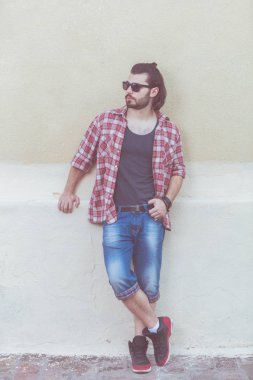 Yakışıklı genç adam sokakta poz.