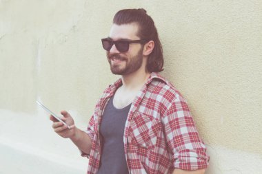 Sokakta bir cep telefonu ile genç adam.