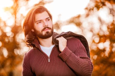 Yakışıklı genç adam giyen deri ceket Sonbahar sezonunda / soğuk hava.