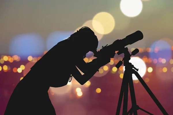 Junge Frau Die Mit Dem Astronomischen Teleskop Den Himmel Blickt — Stockfoto