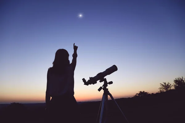 Giovane Donna Che Guarda Cielo Con Telescopio Astronomico — Foto Stock