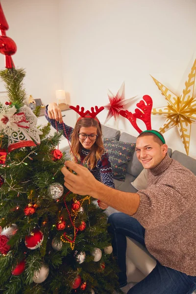 Glückliches Paar Schmückt Baum Für Neujahr Heiligabend — Stockfoto