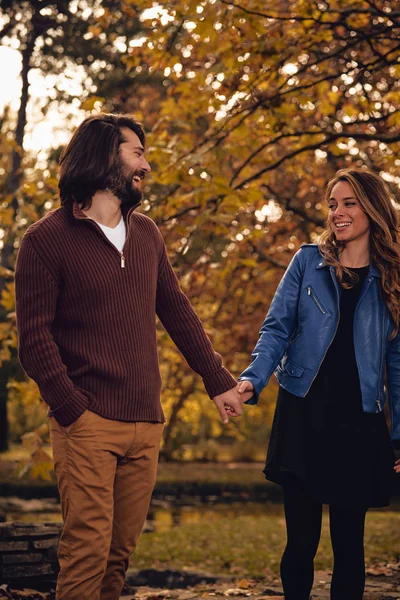 夫妇在秋天季节彩色公园享受户外 — 图库照片