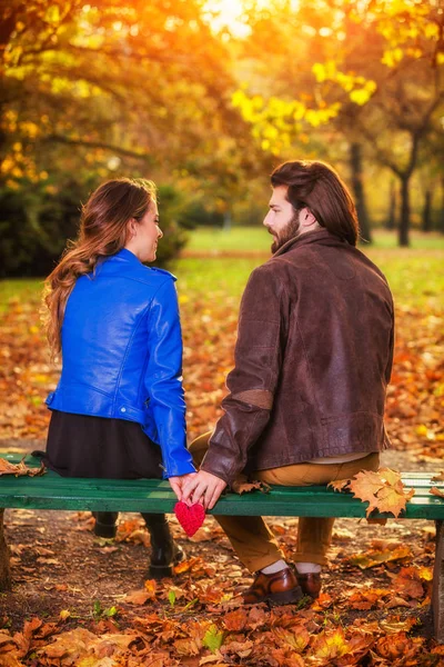 Paar Houden Hart Vorm Een Bankje Het Park — Stockfoto