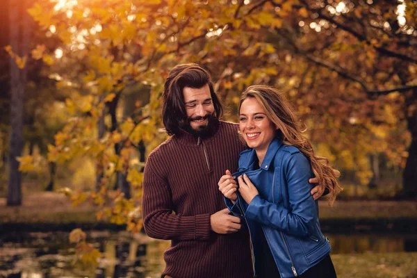 Paar Der Herbstsaison Farbigen Park Genießen Freien — Stockfoto