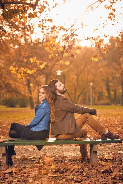 Casal Temporada Outono Colorido Parque Desfrutando Livre — Fotografia de Stock