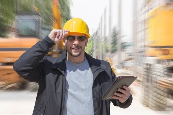 Trabajador Construcción Posando Con Tableta Aire Libre — Foto de Stock