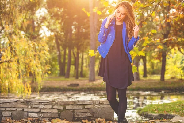 Mulher Jovem Bonito Usando Smartphone Parque Com Cores Temporada Outono — Fotografia de Stock