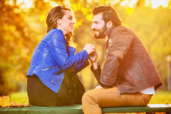 Casal Temporada Outono Colorido Parque Desfrutando Livre — Fotografia de Stock