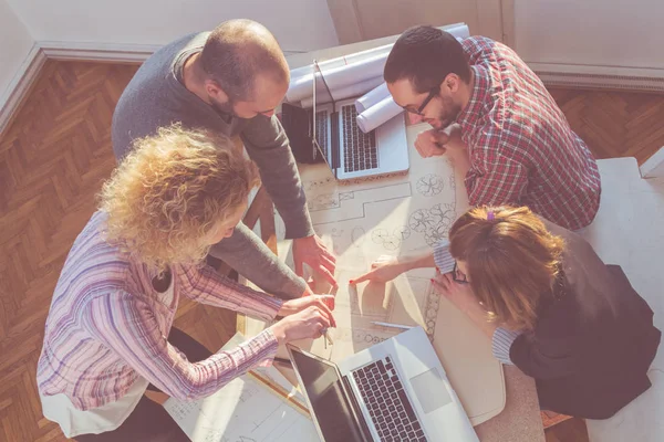 Güneşli ofiste Genç Mimarlar grubu.