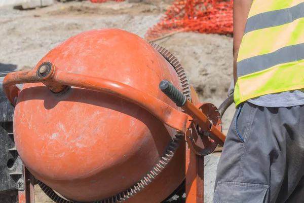 Építőmunkás Cement Betonkeverő Nehéz Munkát Végez — Stock Fotó