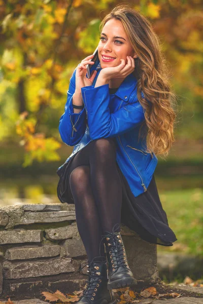 Mulher Jovem Bonito Usando Smartphone Parque Com Cores Temporada Outono — Fotografia de Stock