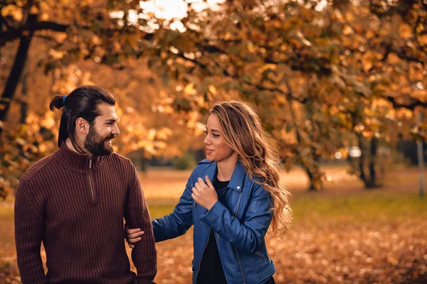 Casal Temporada Outono Colorido Parque Desfrutando Livre — Fotografia de Stock