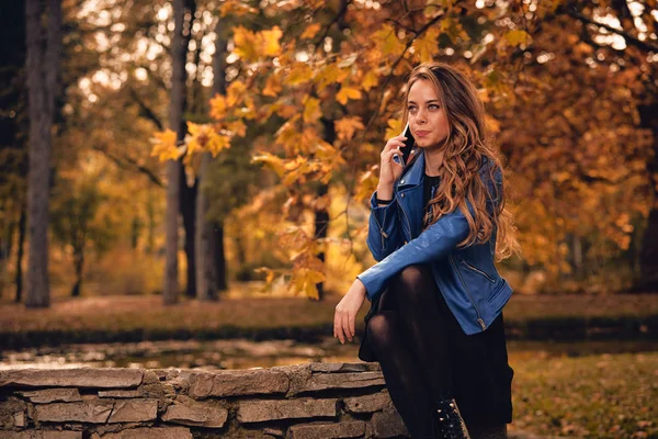 Menina Bonito Usando Celular Parque Com Cores Outono — Fotografia de Stock