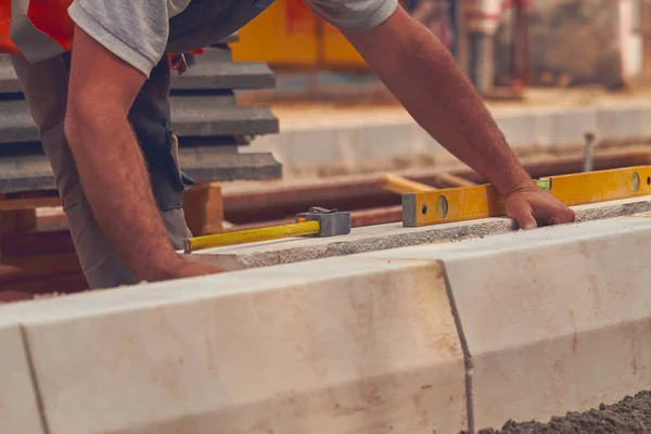 Real Construction Worker Measuring Tape Leveling Concrete Blocks — Stock Photo, Image