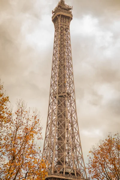 Eiffel Torony Őszi Fák Felhők Párizs Franciaország — Stock Fotó